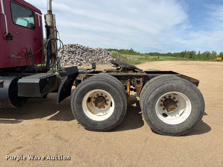 image for item FK0217 2001 International 9100i semi truck