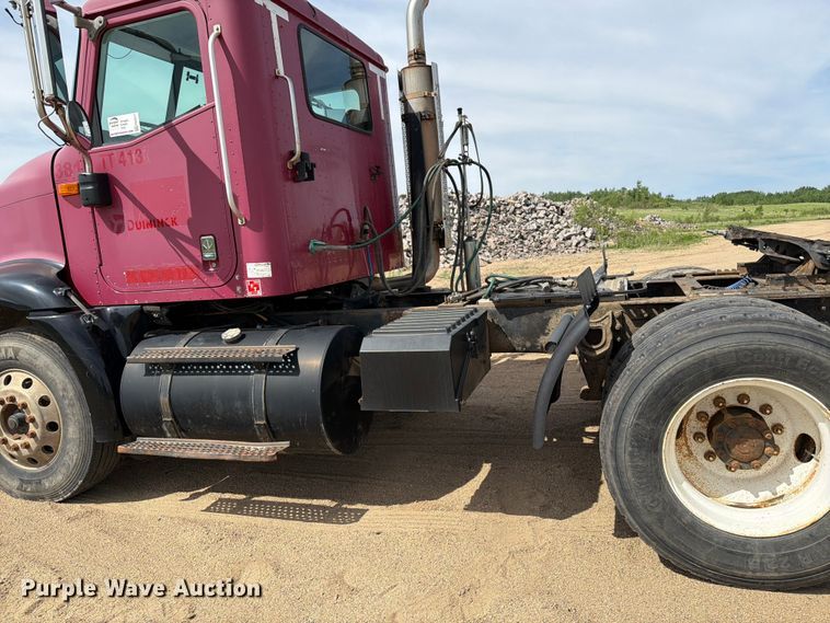 image for item FK0217 2001 International 9100i semi truck