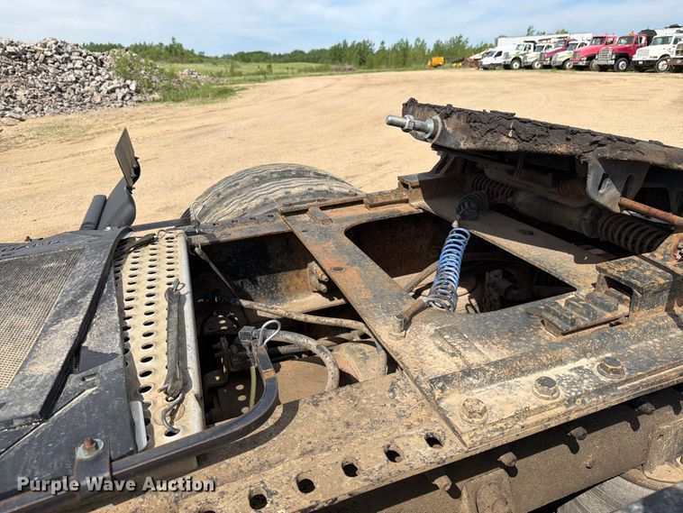 image for item FK0217 2001 International 9100i semi truck