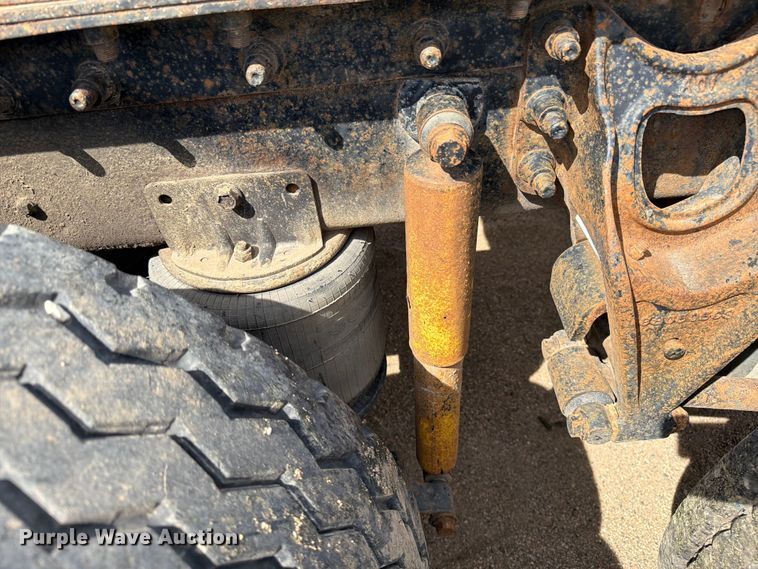 image for item FK0217 2001 International 9100i semi truck