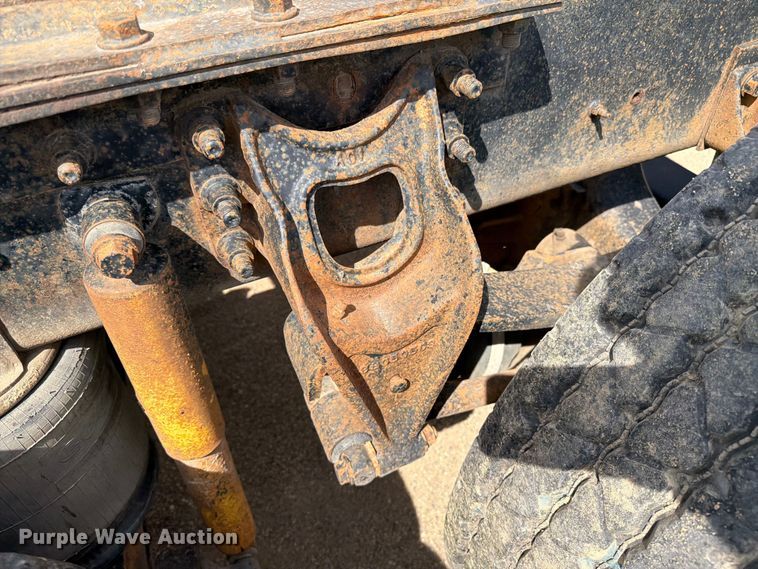 image for item FK0217 2001 International 9100i semi truck