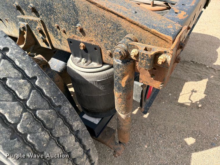 image for item FK0217 2001 International 9100i semi truck