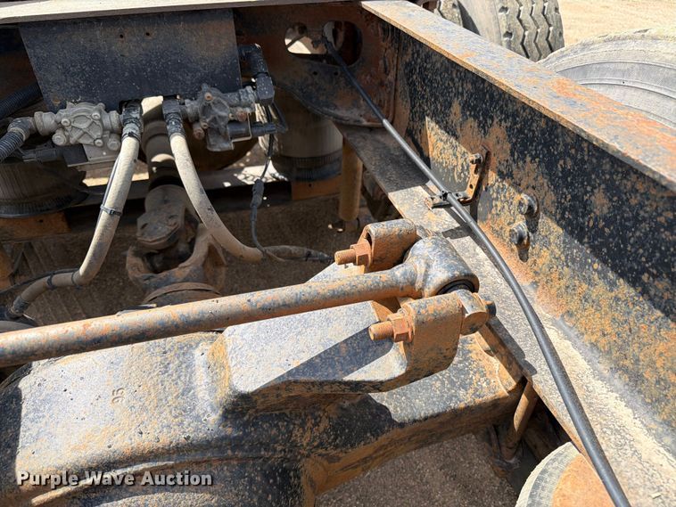 image for item FK0217 2001 International 9100i semi truck