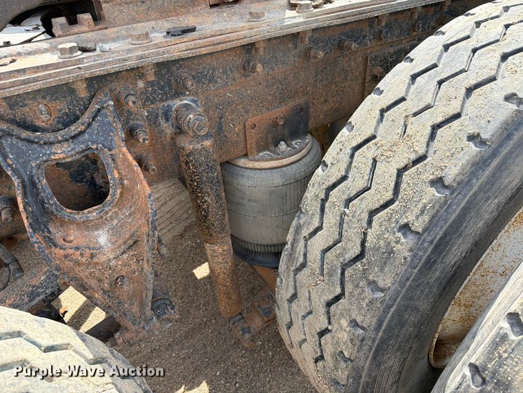 image for item FK0217 2001 International 9100i semi truck