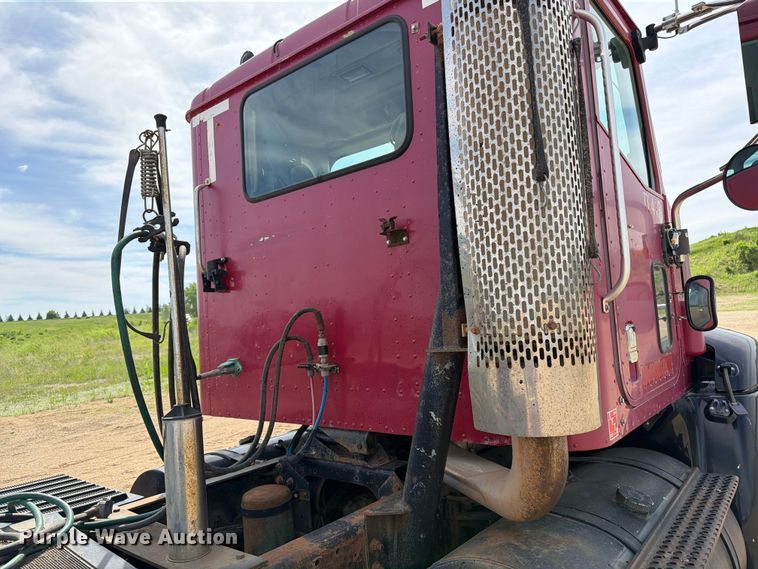 image for item FK0217 2001 International 9100i semi truck
