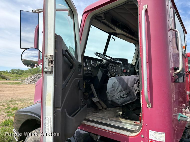 image for item FK0217 2001 International 9100i semi truck