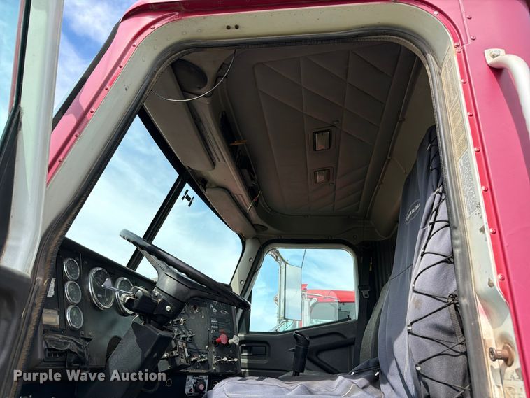 image for item FK0217 2001 International 9100i semi truck