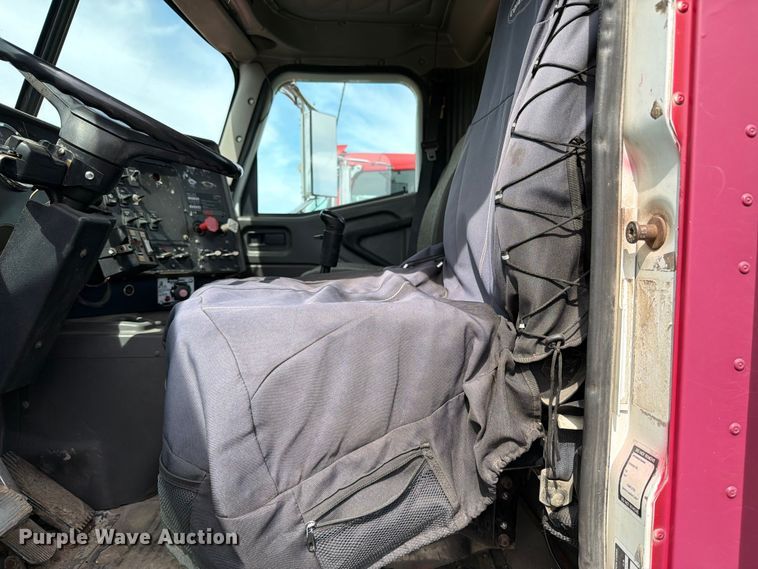 image for item FK0217 2001 International 9100i semi truck