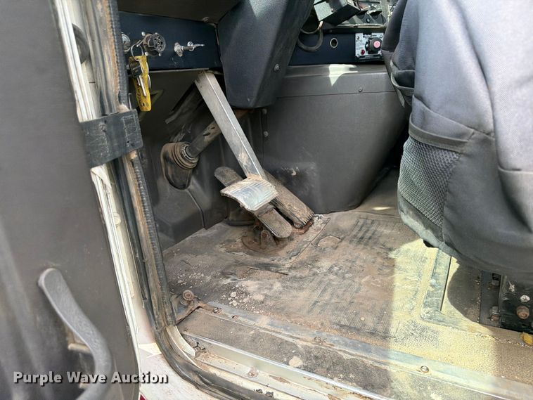 image for item FK0217 2001 International 9100i semi truck