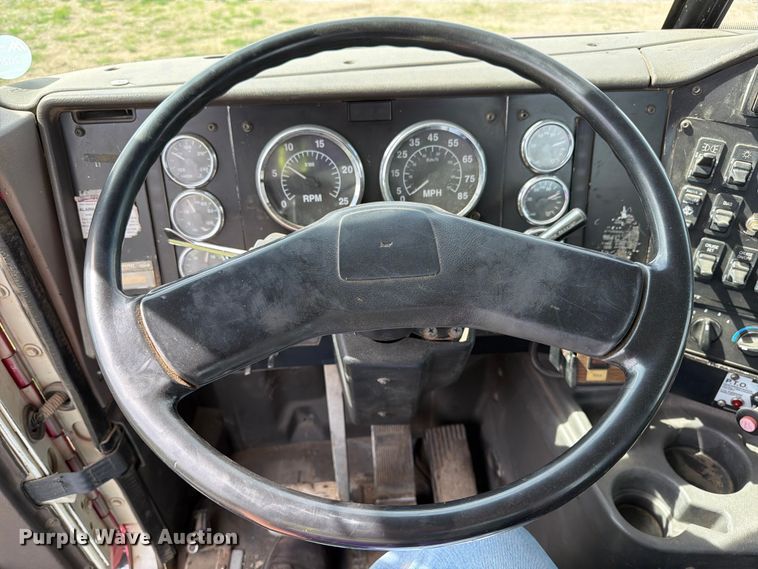 image for item FK0217 2001 International 9100i semi truck