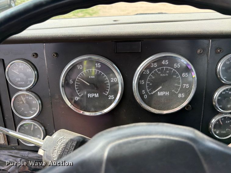 image for item FK0217 2001 International 9100i semi truck