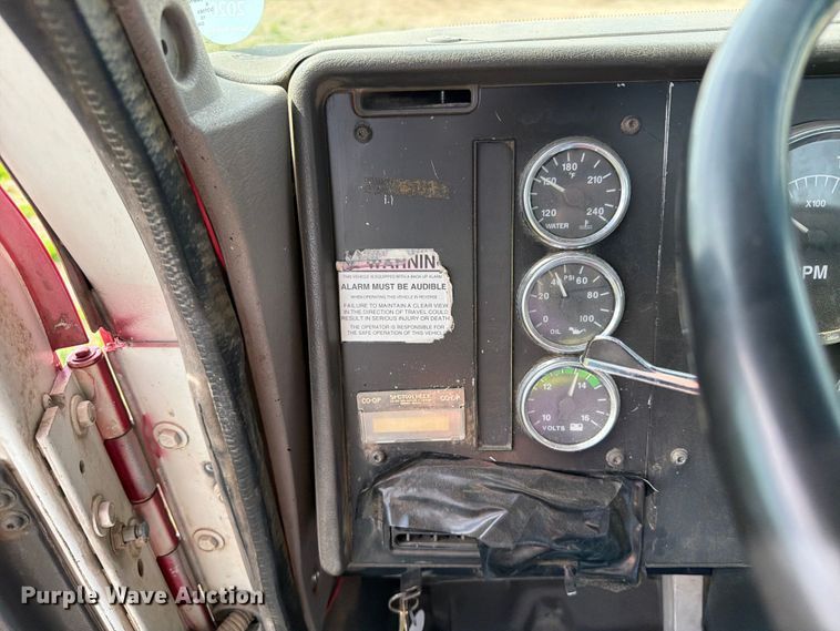 image for item FK0217 2001 International 9100i semi truck