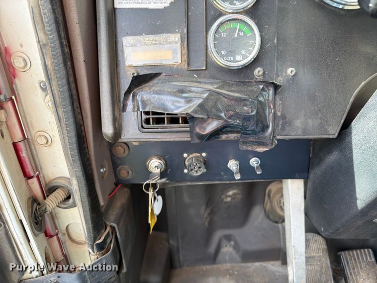 image for item FK0217 2001 International 9100i semi truck