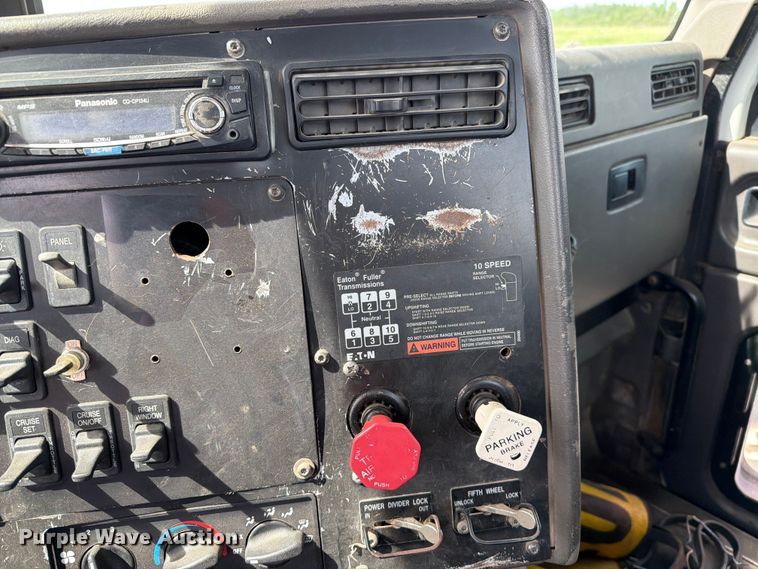image for item FK0217 2001 International 9100i semi truck