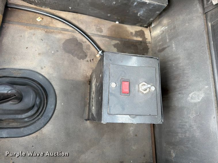 image for item FK0217 2001 International 9100i semi truck