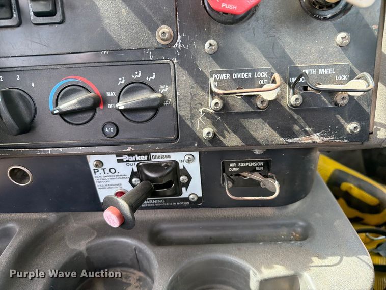 image for item FK0217 2001 International 9100i semi truck