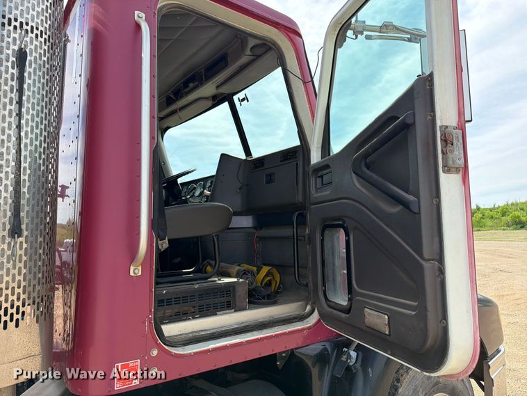 image for item FK0217 2001 International 9100i semi truck