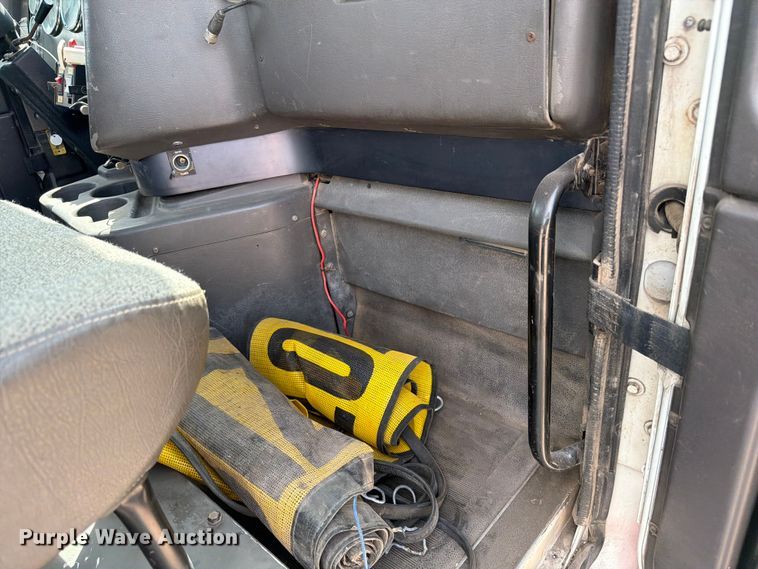 image for item FK0217 2001 International 9100i semi truck