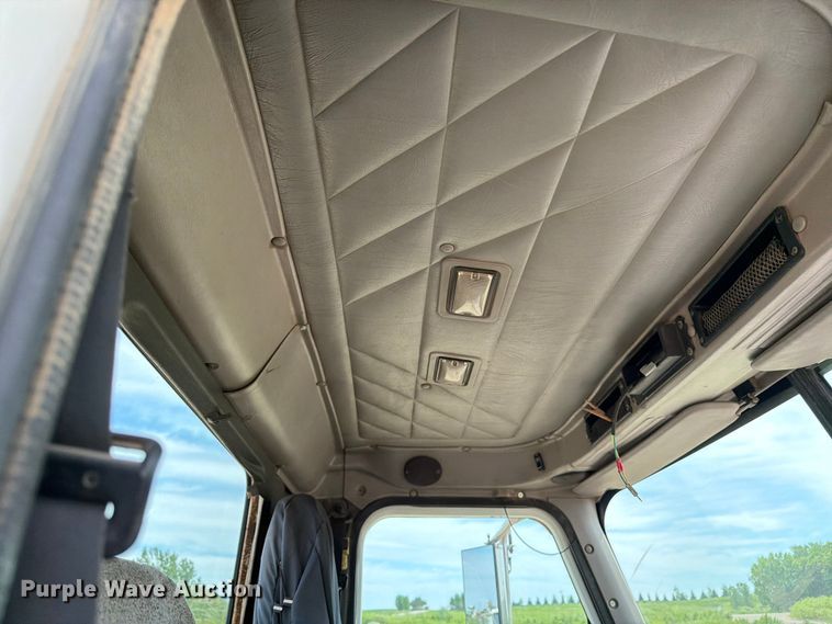 image for item FK0217 2001 International 9100i semi truck