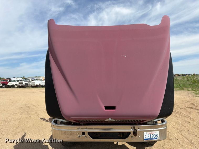image for item FK0217 2001 International 9100i semi truck