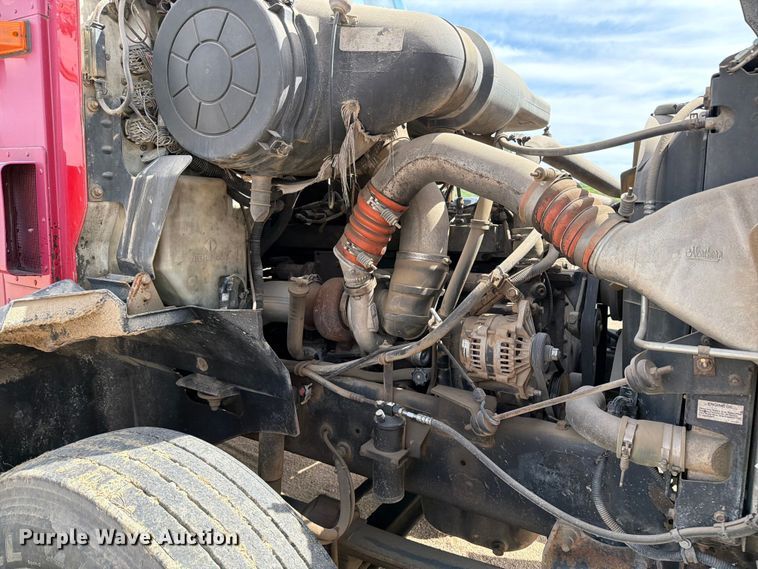 image for item FK0217 2001 International 9100i semi truck