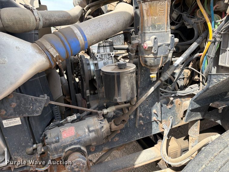 image for item FK0217 2001 International 9100i semi truck