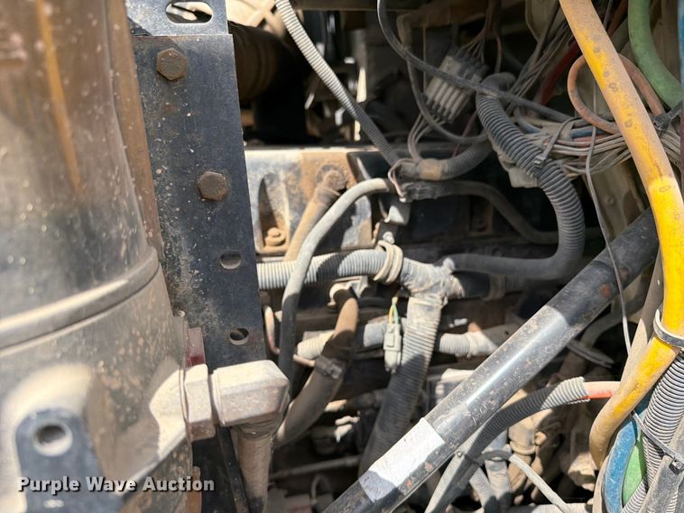 image for item FK0217 2001 International 9100i semi truck