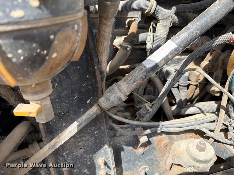 image for item FK0217 2001 International 9100i semi truck