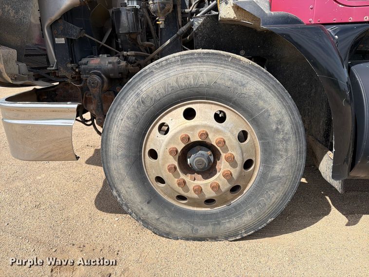 image for item FK0217 2001 International 9100i semi truck