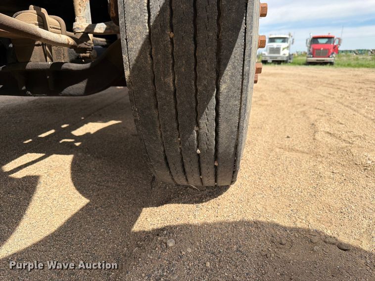 image for item FK0217 2001 International 9100i semi truck