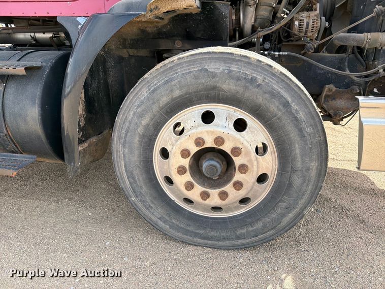 image for item FK0217 2001 International 9100i semi truck