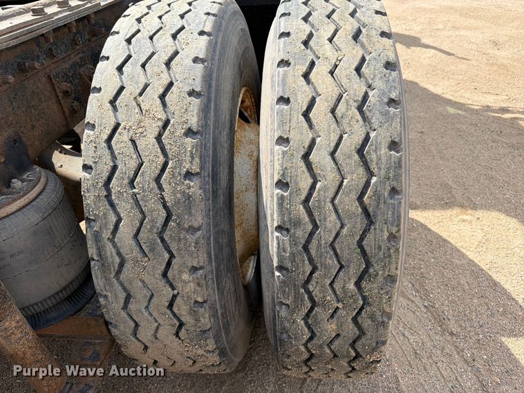 image for item FK0217 2001 International 9100i semi truck