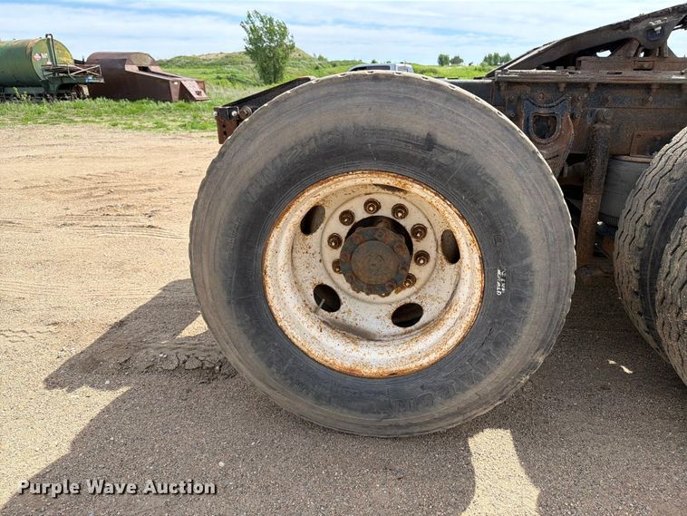 image for item FK0217 2001 International 9100i semi truck