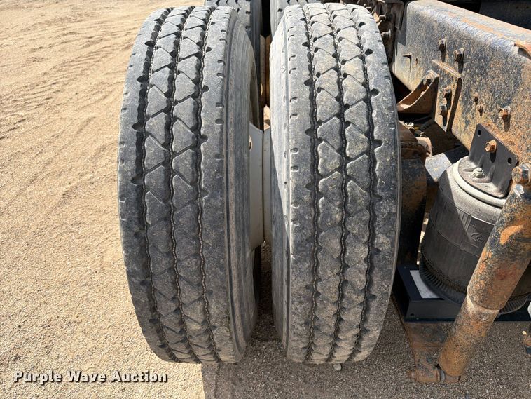 image for item FK0217 2001 International 9100i semi truck