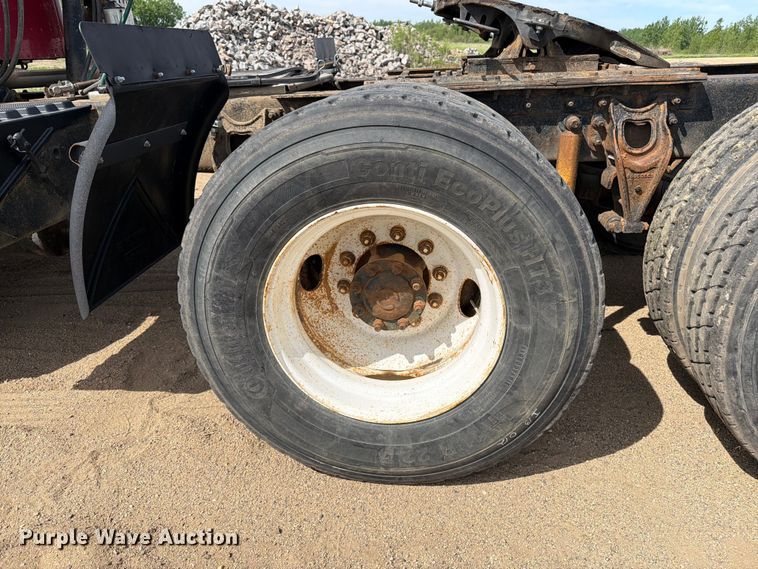 image for item FK0217 2001 International 9100i semi truck