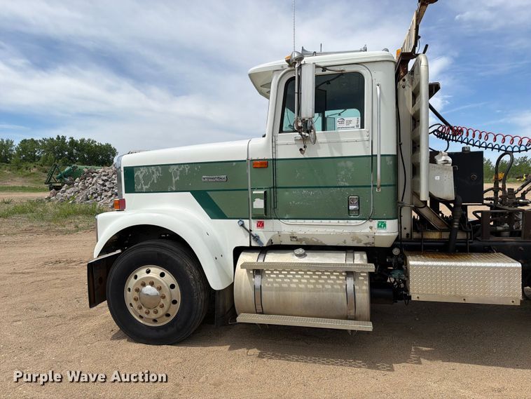 image for item FK0218 1999 International 9309 semi truck
