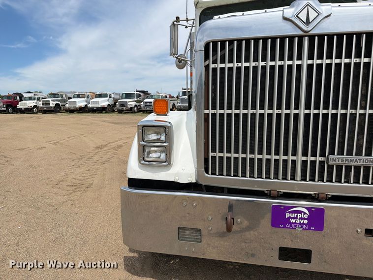 image for item FK0218 1999 International 9309 semi truck