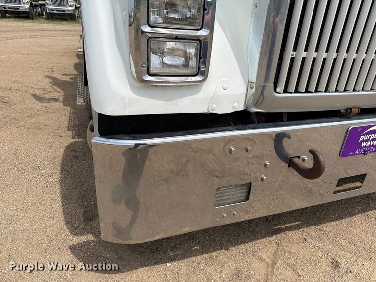 image for item FK0218 1999 International 9309 semi truck