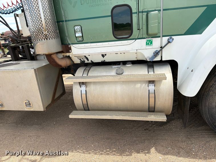 image for item FK0218 1999 International 9309 semi truck
