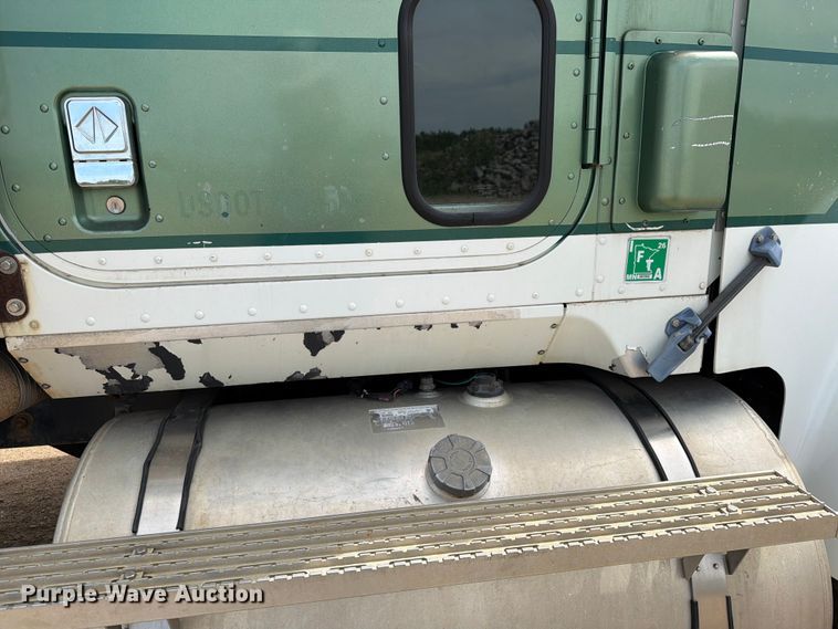 image for item FK0218 1999 International 9309 semi truck