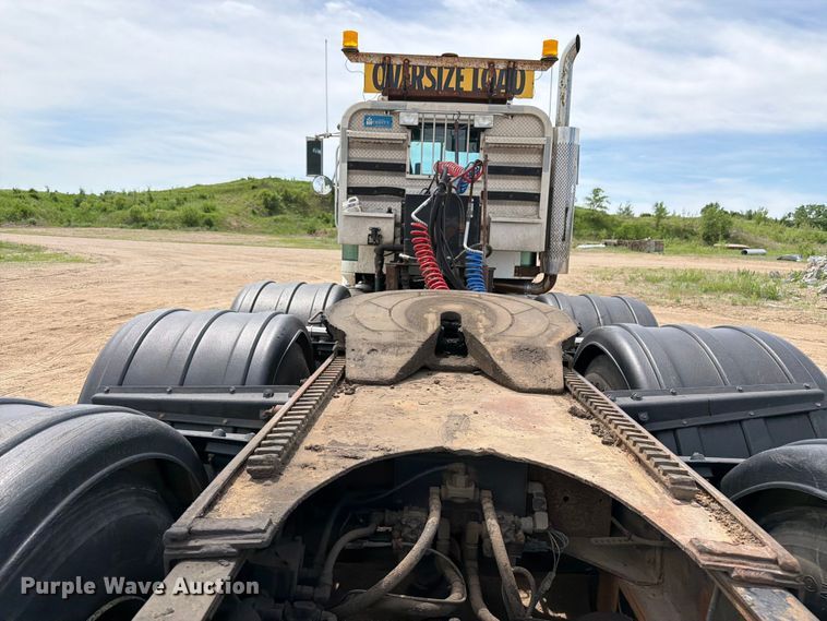 image for item FK0218 1999 International 9309 semi truck
