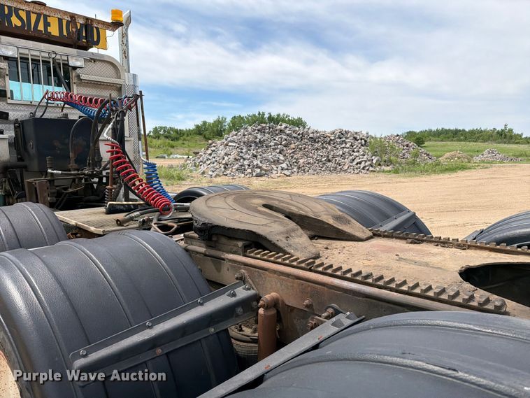 image for item FK0218 1999 International 9309 semi truck