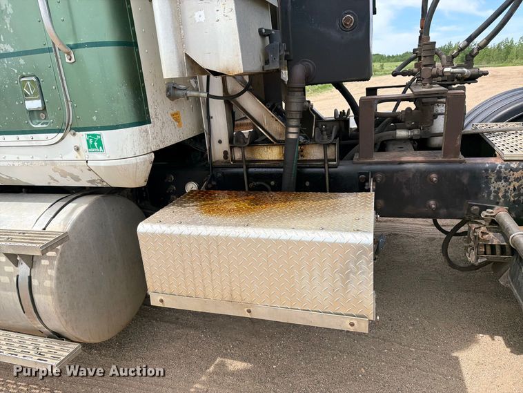 image for item FK0218 1999 International 9309 semi truck