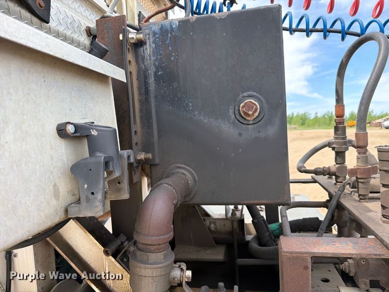 image for item FK0218 1999 International 9309 semi truck
