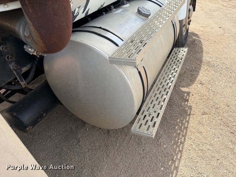 image for item FK0218 1999 International 9309 semi truck