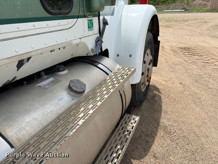 image for item FK0218 1999 International 9309 semi truck