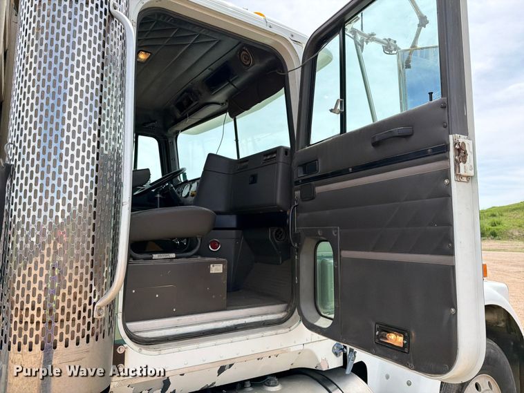image for item FK0218 1999 International 9309 semi truck