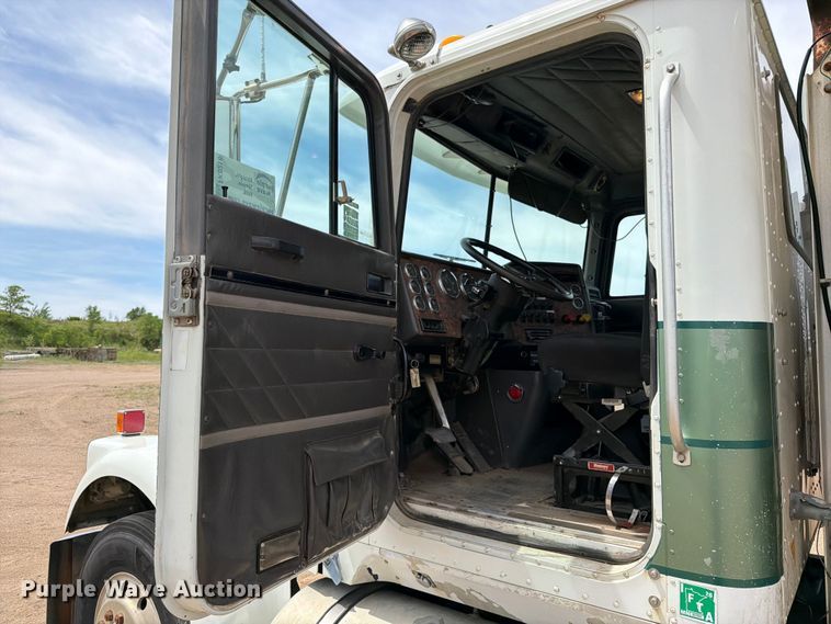 image for item FK0218 1999 International 9309 semi truck