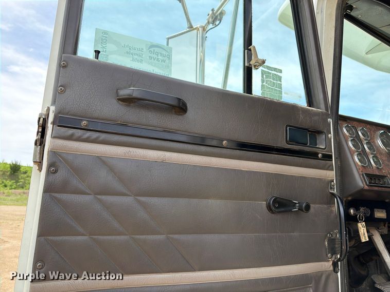 image for item FK0218 1999 International 9309 semi truck