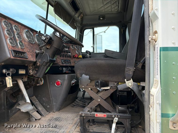 image for item FK0218 1999 International 9309 semi truck